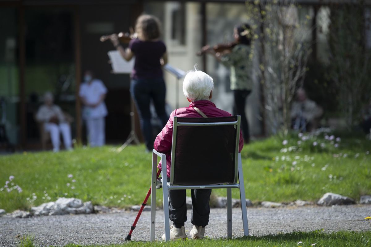 Un concerto pour violons, à bonne distance à Saint-Gall: au début de l’épidémie beaucoup d’EMS ne prenaient pas de telles précautions. (KEYSTONE/Gian Ehrenzeller)