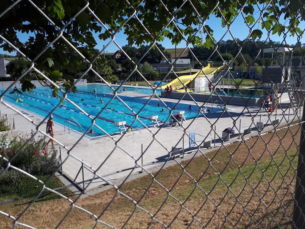À Porrentruy (JU), à quelques kilomètres de la frontière avec la France, les autorités, au nom de l’ordre public et de la sécurité sanitaire, ont interdit l’accès de la piscine aux personnes qui ne vivent pas en Suisse.