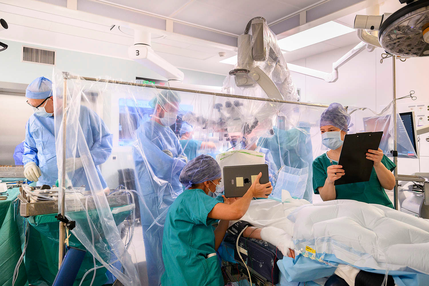 Hypnose anstatt Vollnarkose: Die Patientin spricht, während die Neurochirurgin die Kopfhaut öffnet