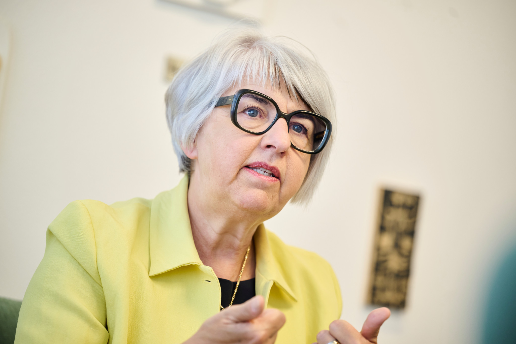 Baume-Schneider widerspricht der SVP: «Die ausländische Bevölkerung zahlt mehr in die AHV ein, als sie bezieht»