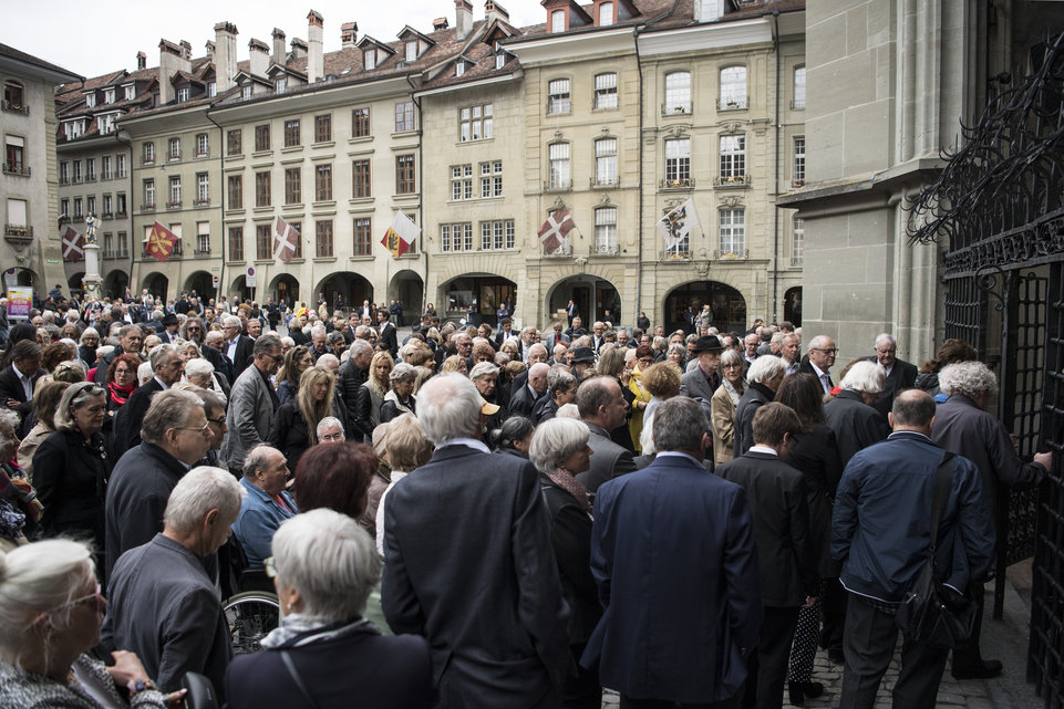 Für sie hat die Stadt Bern Lautsprecher aufgestellt, damit sie die Feier wenigstens akustisch verfolgen können.