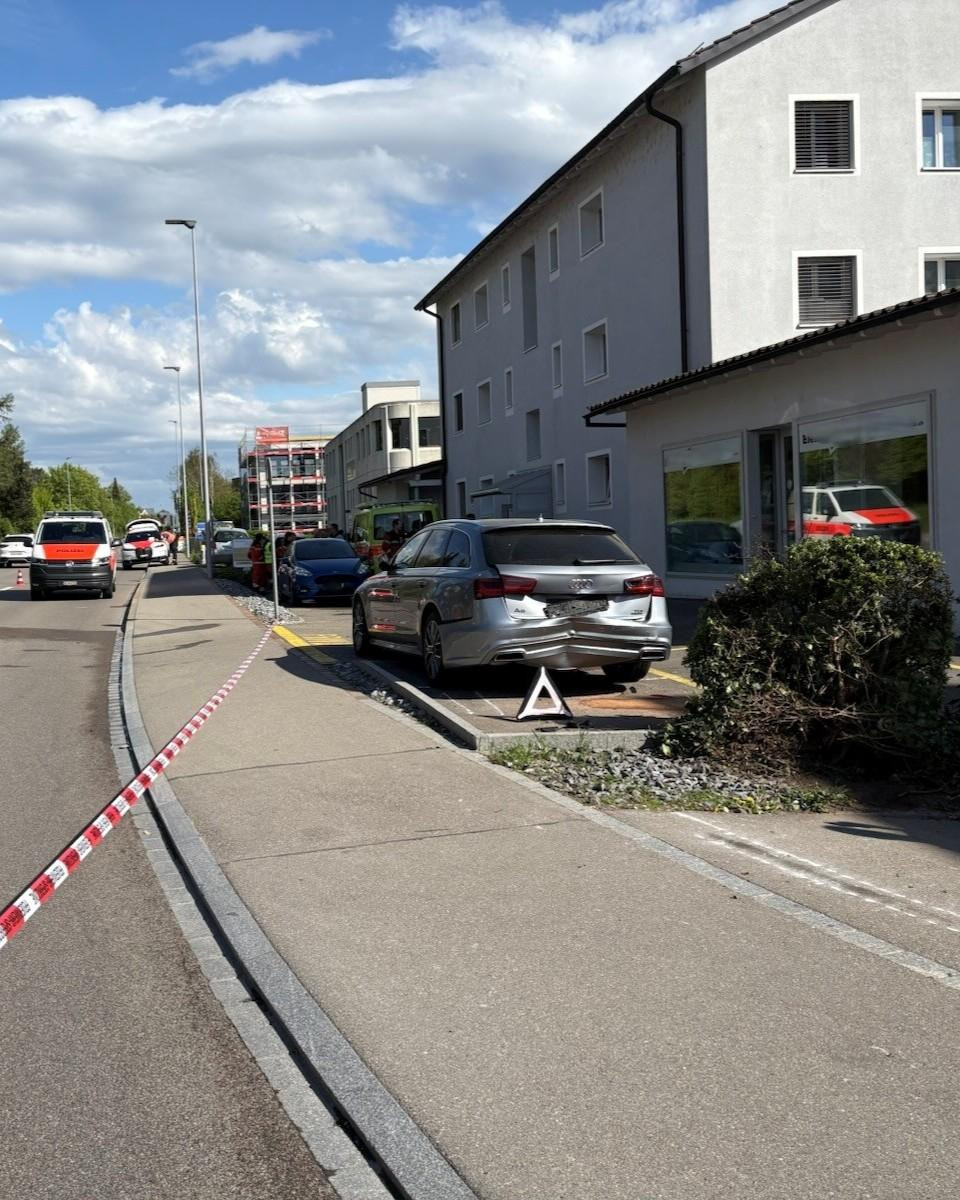 Unfall in Geroldswil: Autofahrer kommt von der Strasse ab