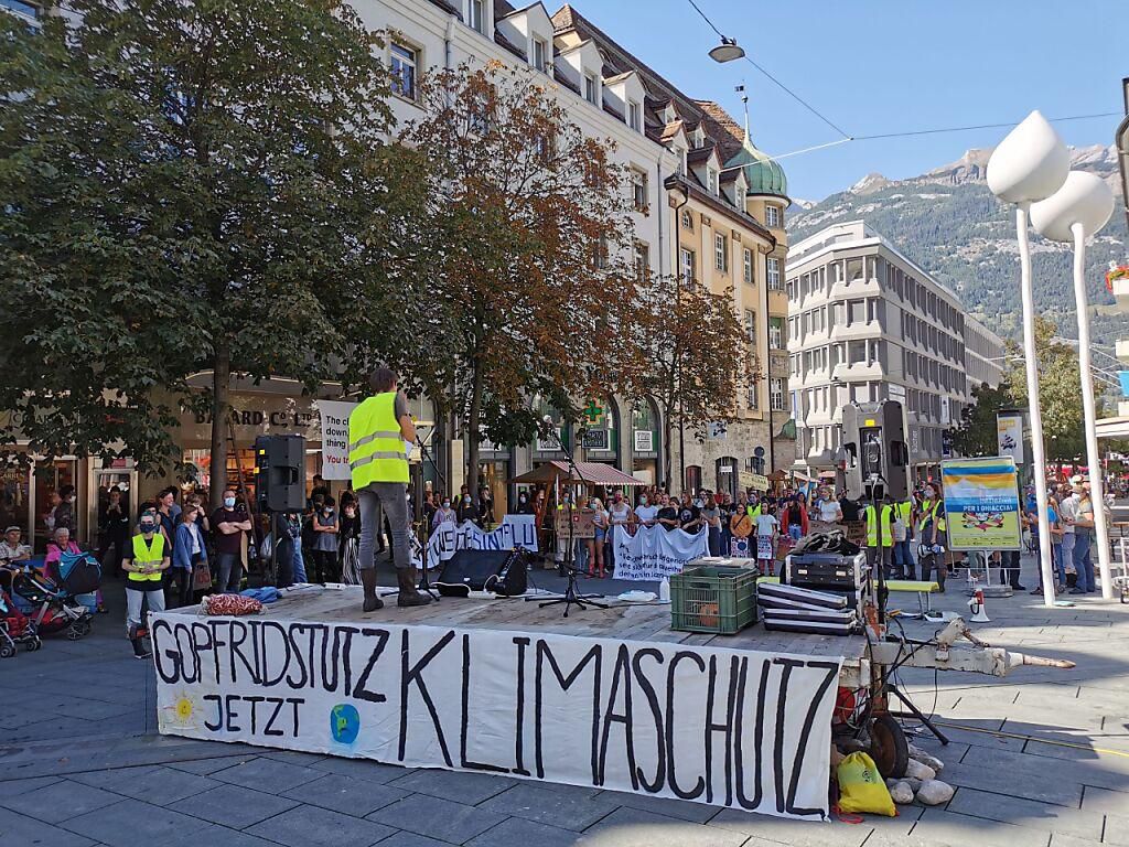 Appels à "laisser tomber la voiture" lors d’une manifestation pour le climat samedi après-midi à Coire.