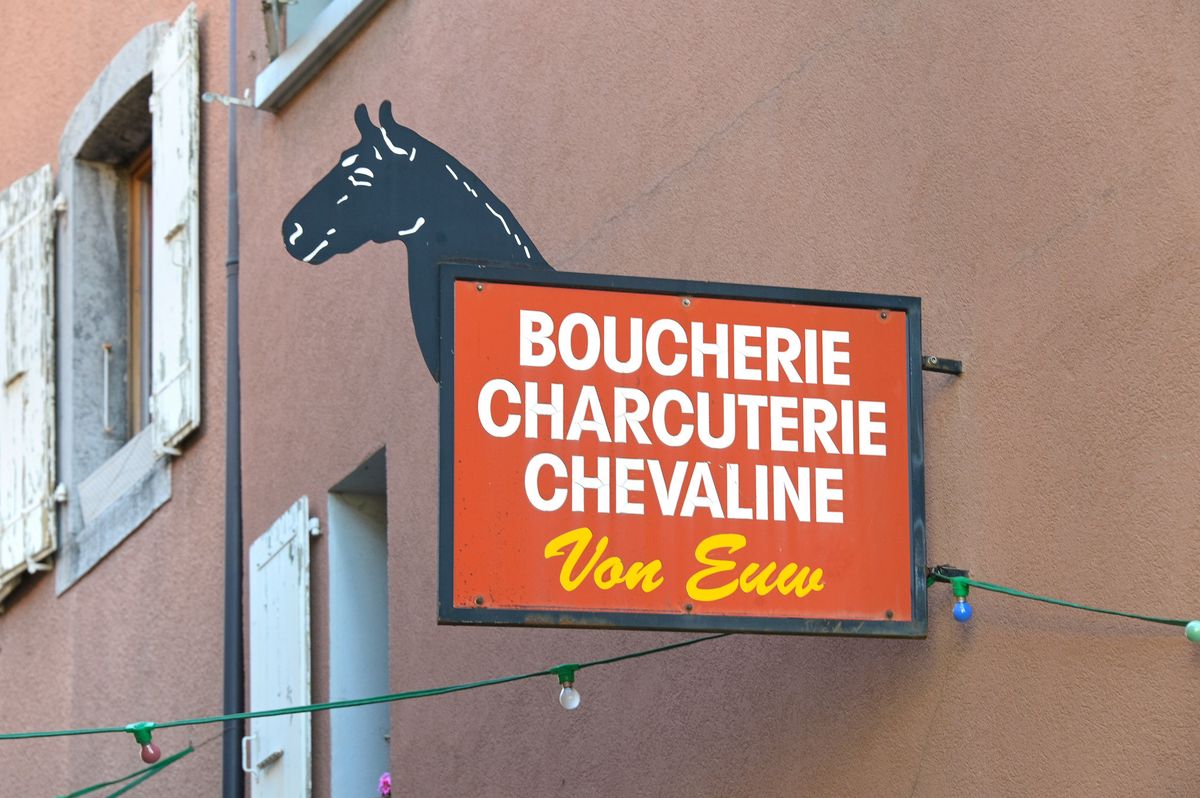 Les bonnes enseignes de boucherie chevaline (ici Von Euw à Aigle) tiennent bon. Depuis 1995, elles ne sont plus tenues de ne vendre que du cheval.