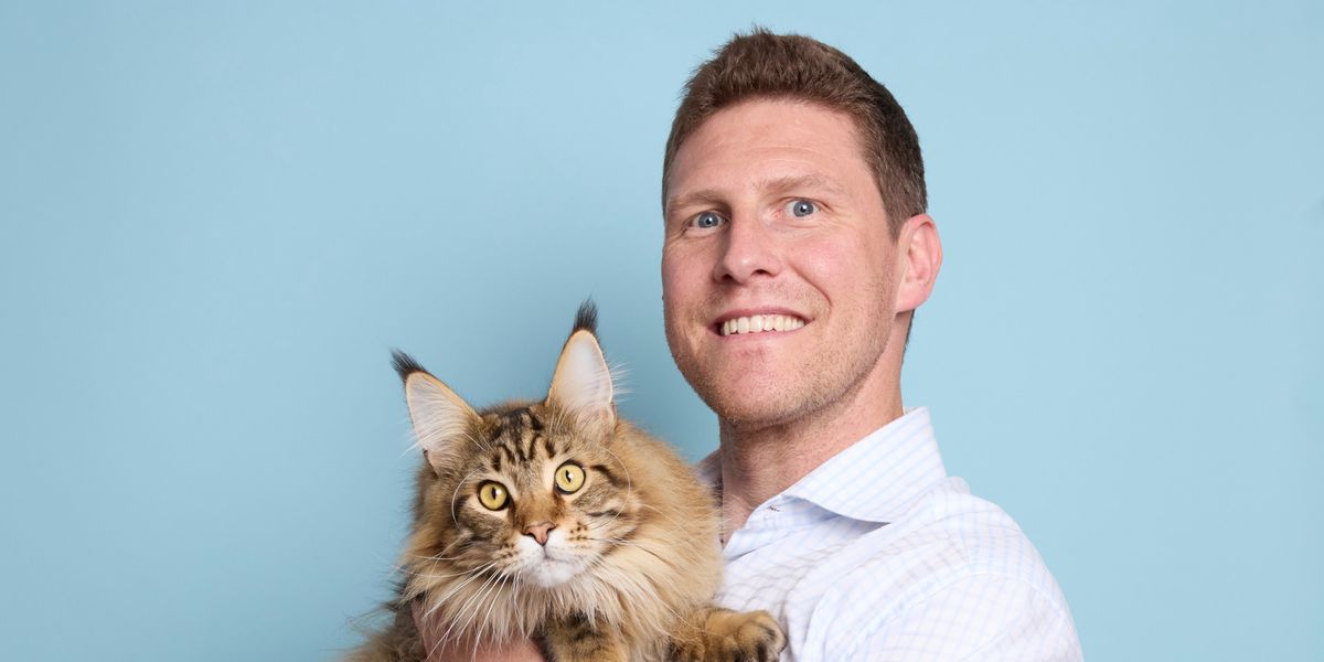 Me Xavier de Haller et «Stanley», un de ses deux Maine Coon. «Fidji», farouche le jour de la photo, a fui l’objectif. 