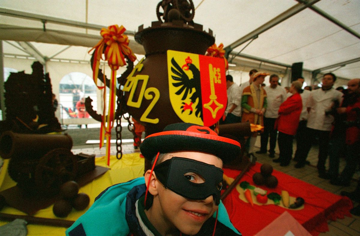 Un enfant déguisé devant une marmite de 400 kg décorée pour la fête de l’Escalade au Lignon.