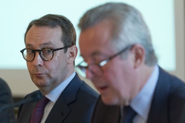 Christoph Gloor (à gauche), le président de l'Association de banques privées suisses, lors d'une conférence de presse à Berne.