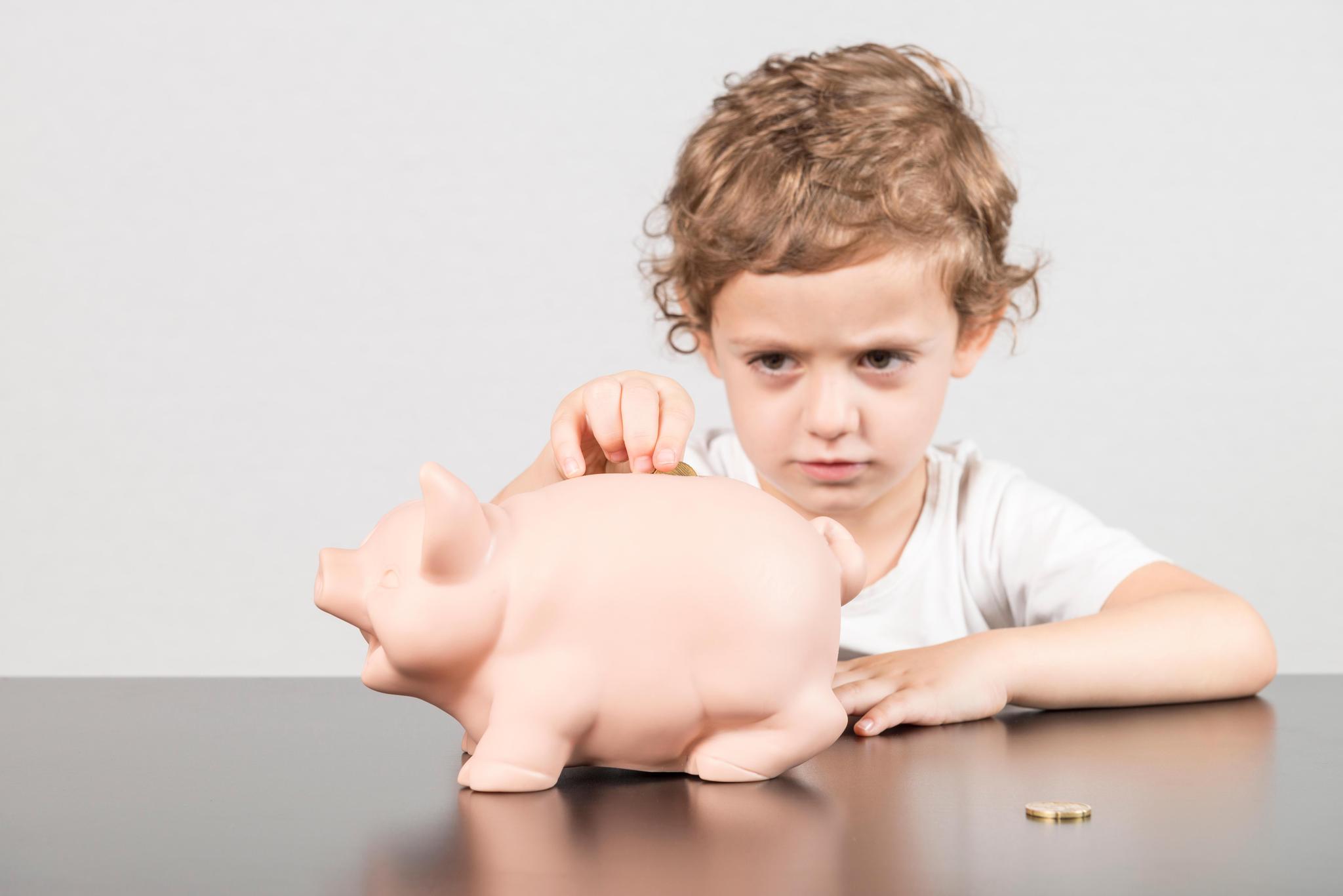 «Wir müssen Kinder heute noch früher sensibilisieren, weil Werbung und Handel auch schon die Kleinsten bearbeiten», sagt Expertin Kirstin Wulf: Ein Kind füllt sein Sparschwein.