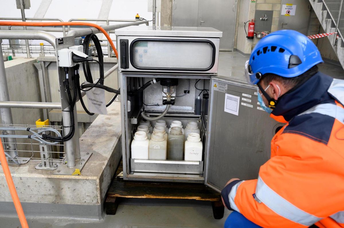 Une machine prélève les échantillons d’eaux usées à la Step de Vidy. Ils sont destinés aux analyses permettant d’évaluer le développement de la pandémie de Covid-19. 