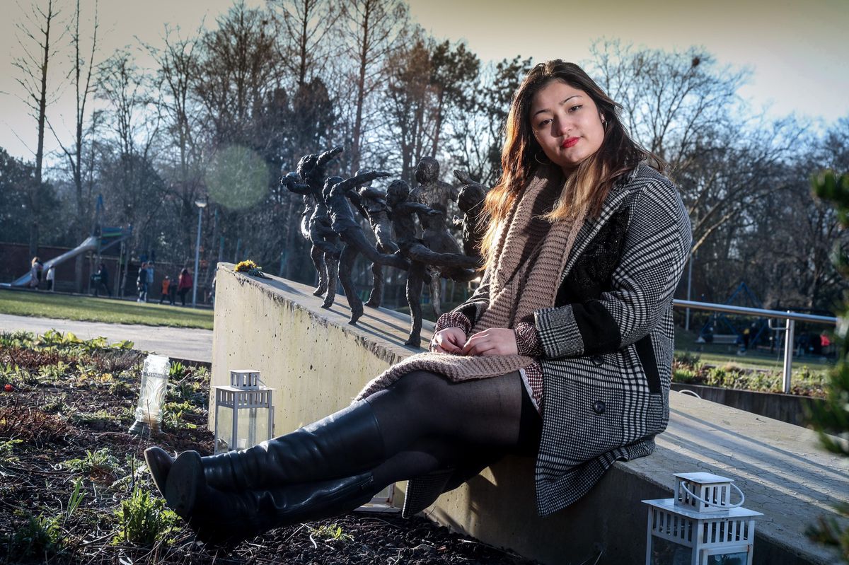 A 21 ans, Sarah Pues étudie l’art lyrique. Elle se rendra à Sierre dimanche prochain pour la cérémonie du souvenir (derrière elle, ci-contre, le mémorial érigé à côté de son ancienne école).
