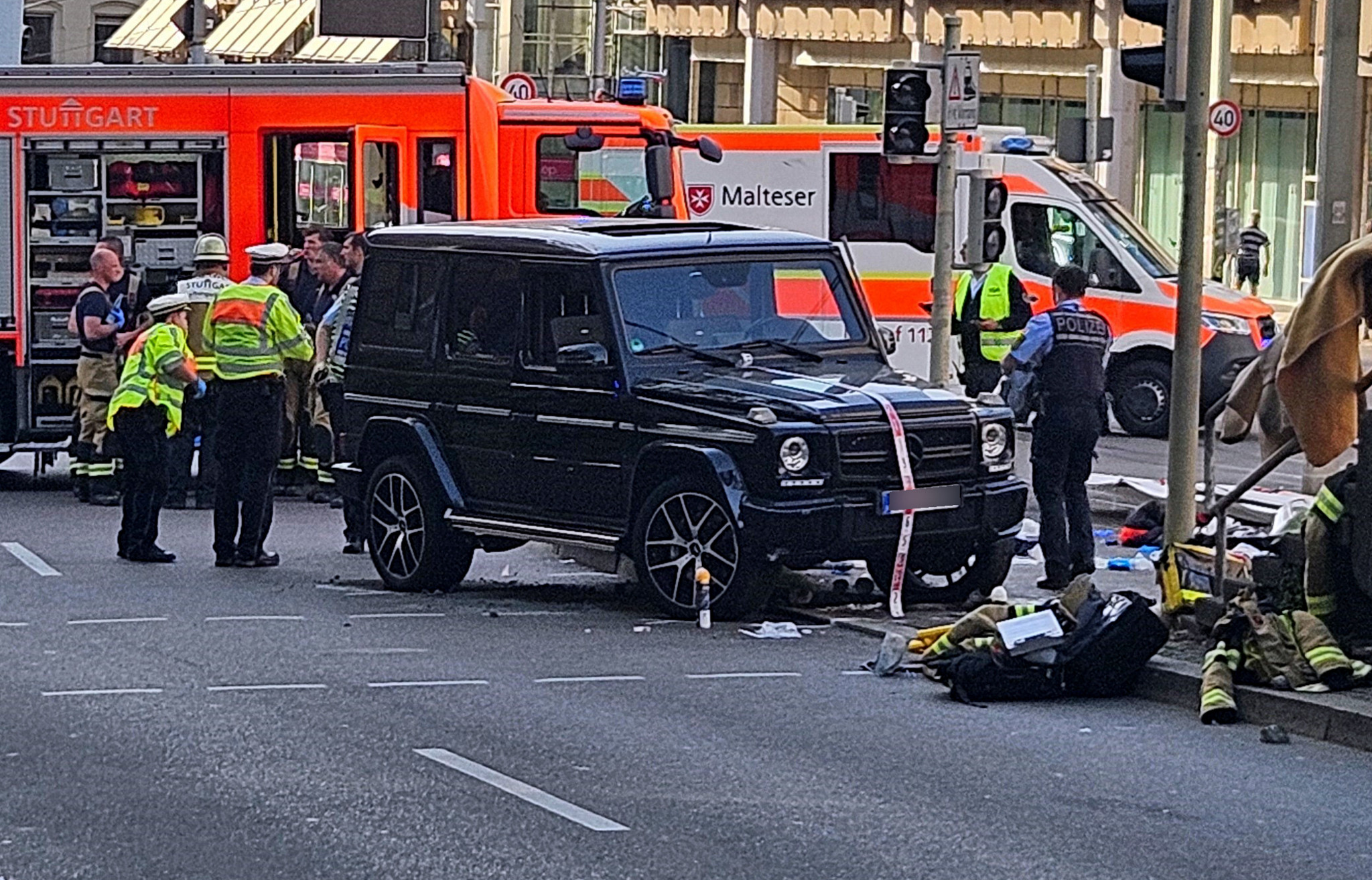 Ein Auto ist in der Stuttgarter Innenstadt in eine Personengruppe gefahren. Rettungskräfte und Polizei sind vor Ort. Im Hintergrund sind Rettungsfahrzeuge zu sehen. Foto von Andreas Rosar.