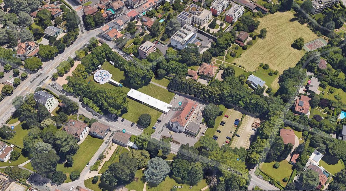 La crèche modulaire de Chêne-Bougeries occupera environ la moitié du parking vert qu’on voit ici à côté de la salle communale.