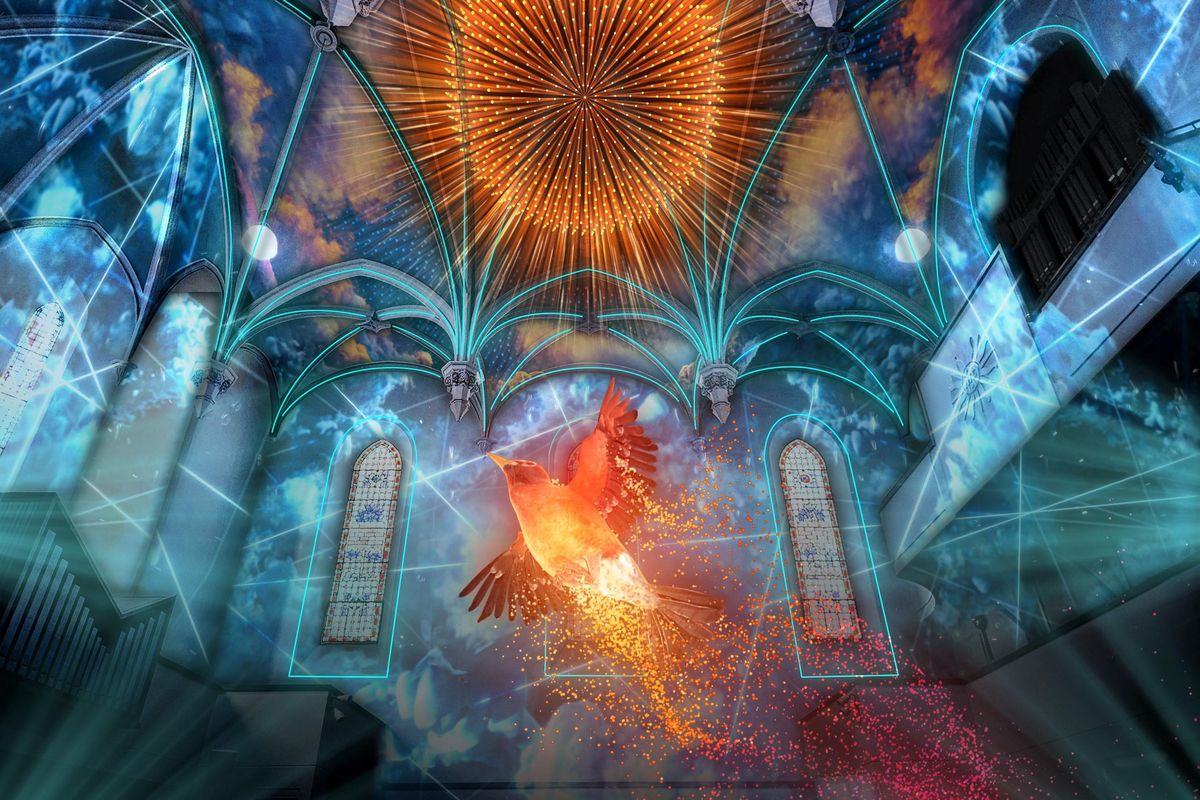 Projection artistique avec des couleurs vives d'un oiseau lumineux volant sous un dôme étoilé et deux fenêtres illuminées.