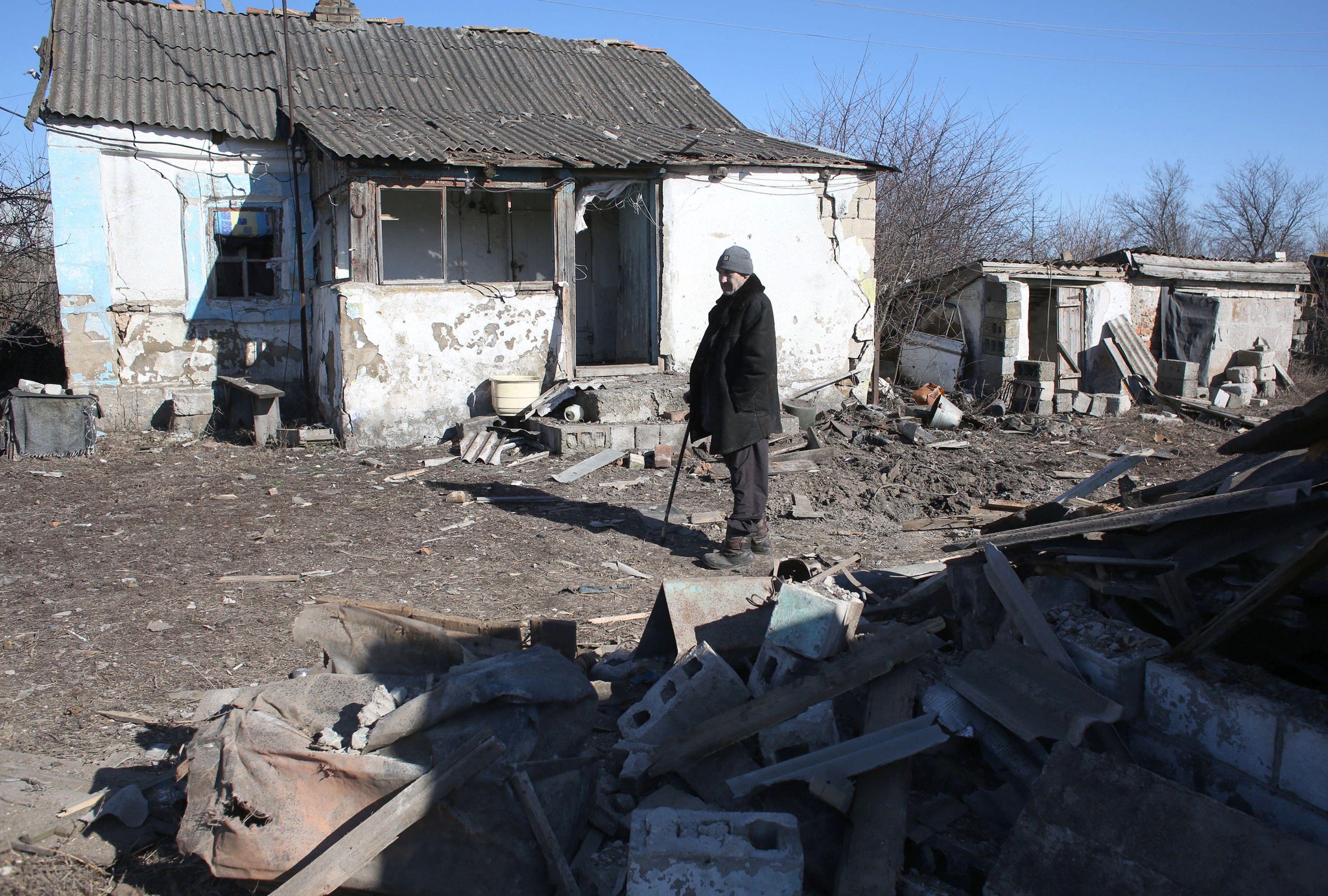 Un habitant du village de Novohnativka, dans la région de Donetsk, découvre les dégâts sur sa maison après des bombardements, ce dimanche 20 février.
