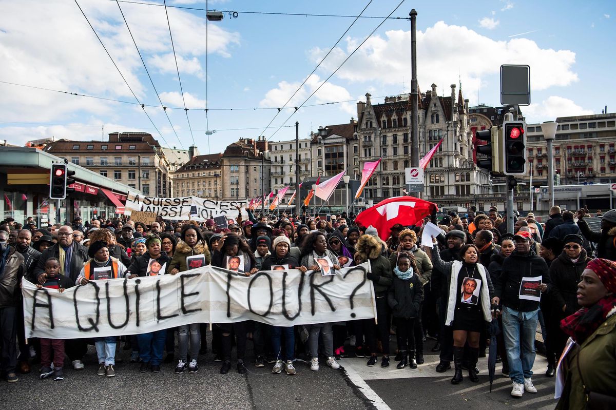 Dès le drame, une partie du public a fait planer le soupçon d’une police raciste. D’entrée de procès, la partie civile a évoqué cette opinion. (KEYSTONE/Jean-Christophe Bott)