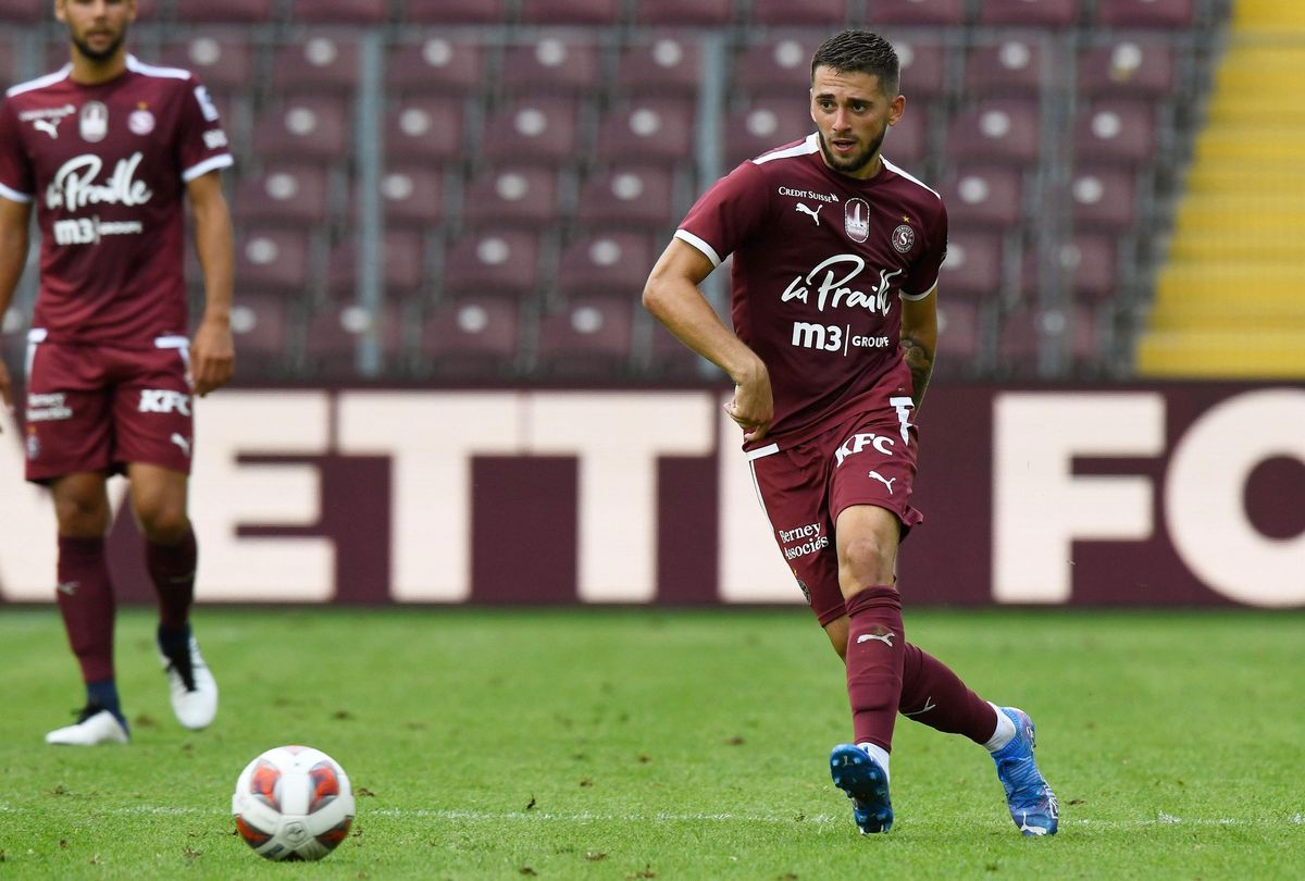 Jouant plus bas sur le terrain, Valls se fait moins remarquer. Mais il n’en reste pas moins un pion essentiel.