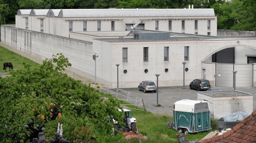 L’ancien vigile aurait forcé deux pensionnaires de la prison vaudoise à réaliser divers actes sexuels avec lui.