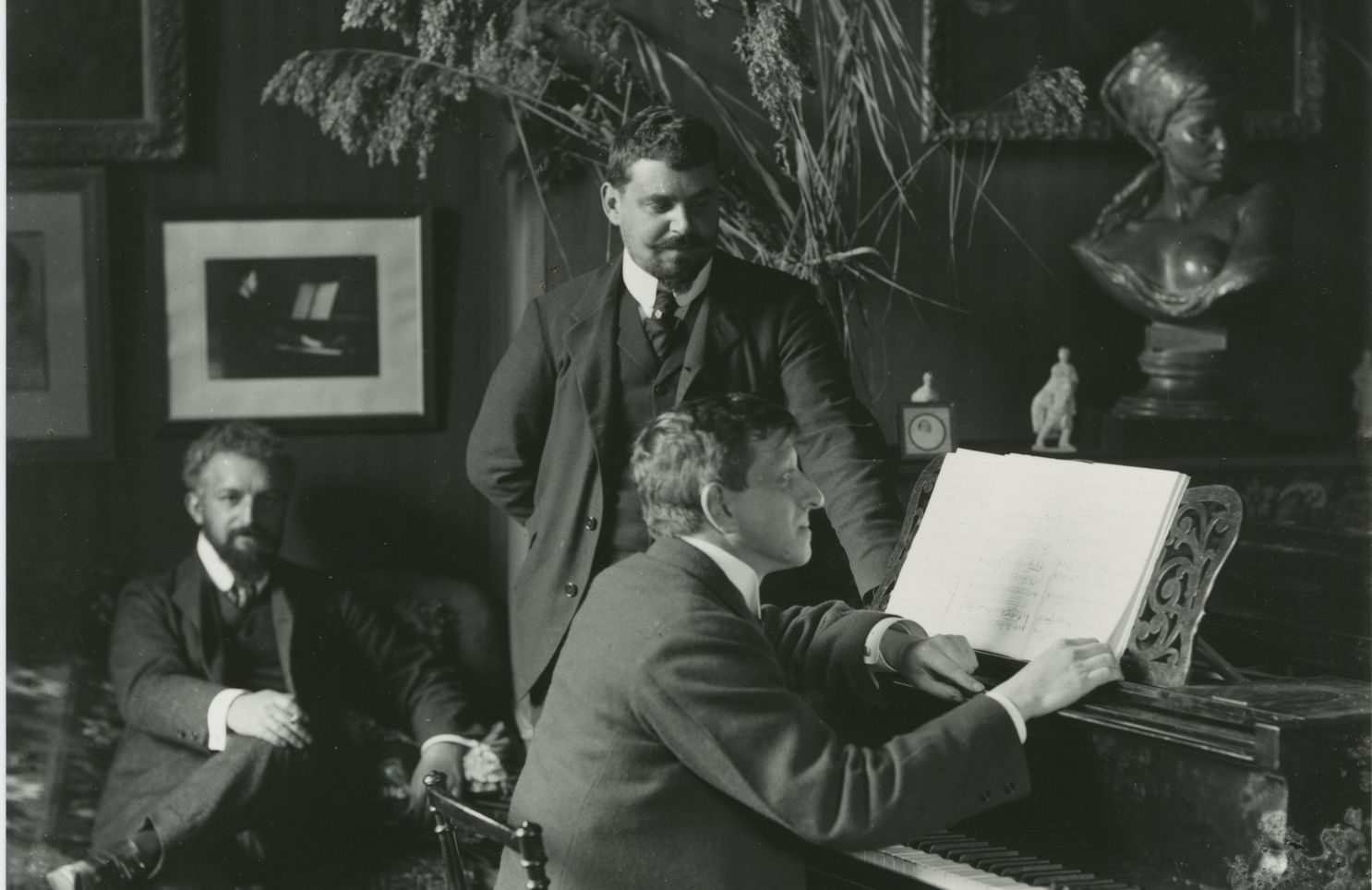 Gustave Doret au piano et les frères Jean et René Morax à Morges en 1905.