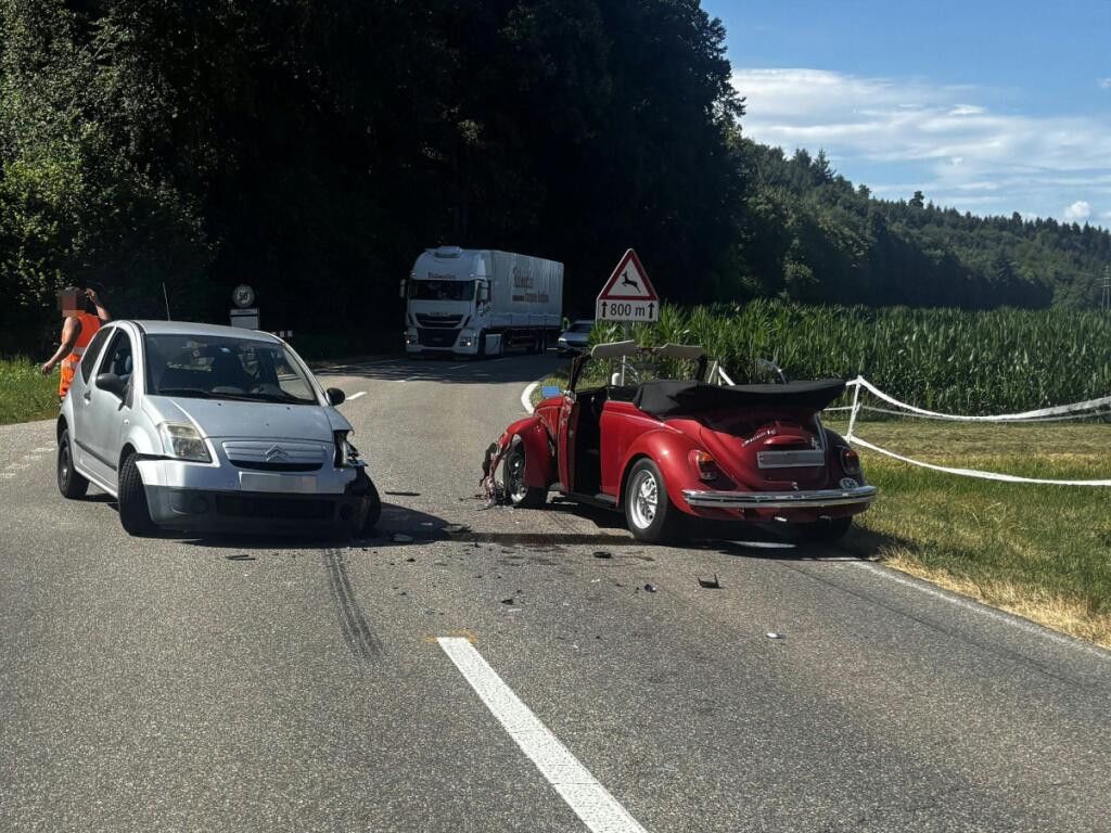 Unfall-in-Uerkheim-AG-Zwei-Autofahrer-nach-Frontalkollision-auf-Dorfstrasse-im-Spital