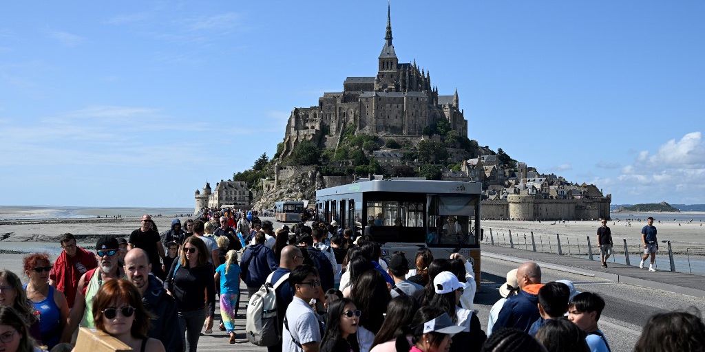 Overtourism-in-Frankreich-Drei-Millionen-G-ste-f-r-23-Einwohner-Der-Mont-Saint-Michel-wird-berrannt