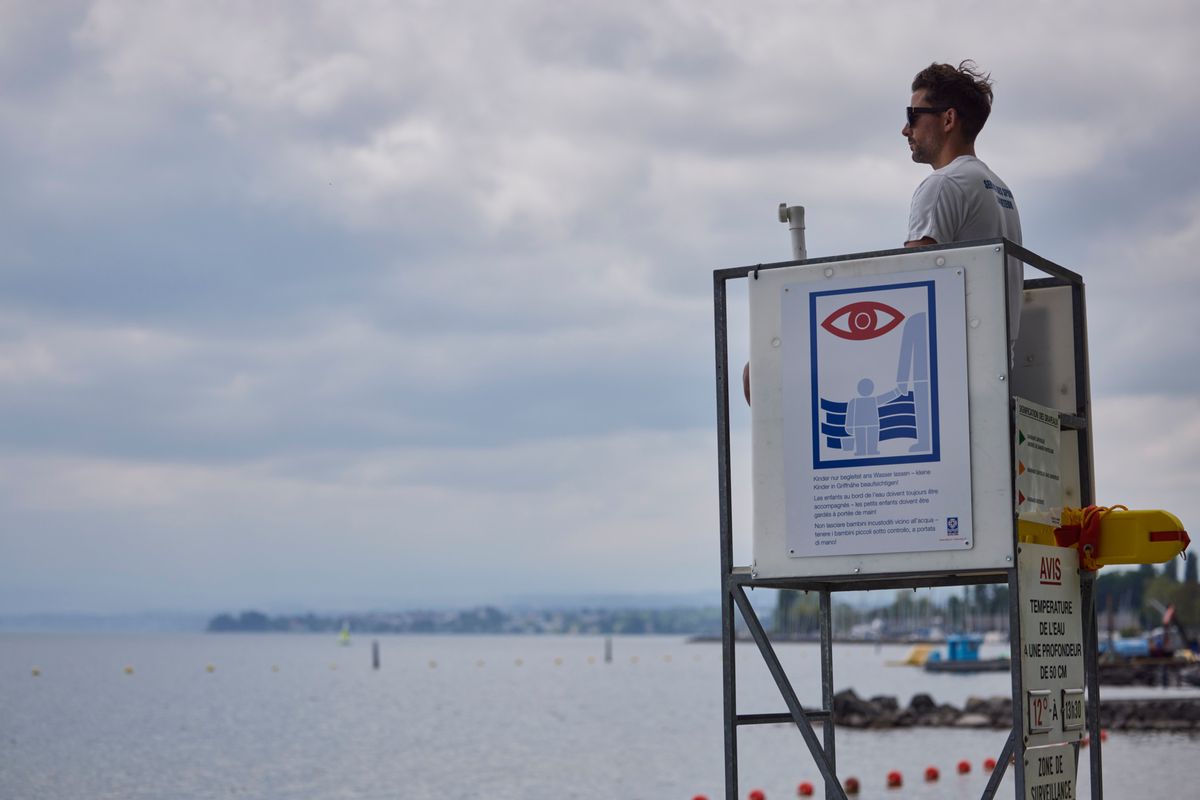  Le règlement est affiché partout à la piscine de Bellerive mais les parents de jeunes enfants sont de plus en plus distraits par leurs téléphones portables.   