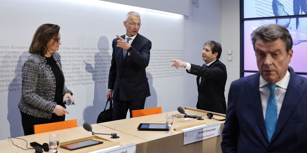 Verwirrung an der Pressekonferenz: Marlene Amstad, Präsidentin der Finanzmarktaufsicht (Finma), Axel Lehmann, Präsident der Credit Suisse, Vizekanzeler Andre Simonazzi und UBS Colm Kelleher. (KEYSTONE/Peter Klaunzer)