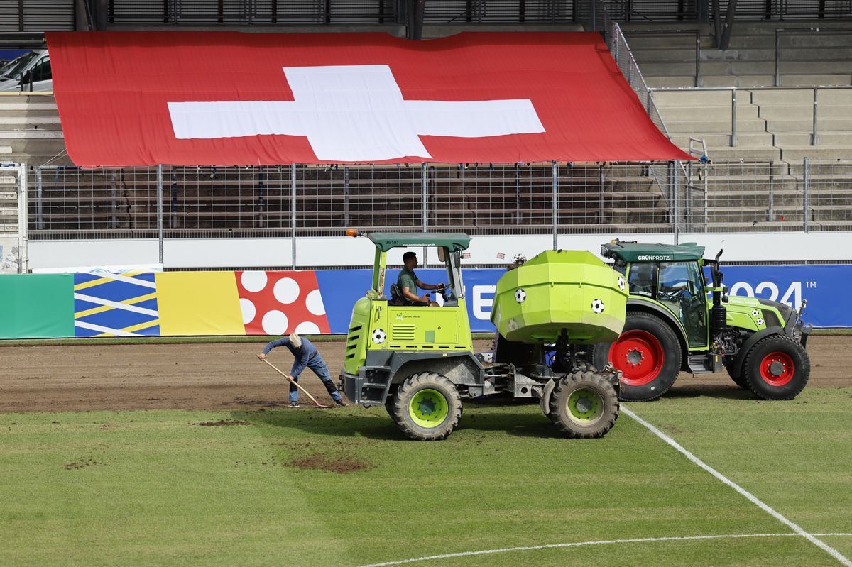 Les travaux pour enlever la pelouse du Gazi-Stadion, le terrain d’entraînement de l’équipe de Suisse, ont commencé lundi matin. Jeudi, la Suisse devrait enfin avoir un gazon digne de ce nom. EPA/PETER KLAUNZER