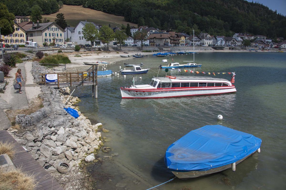 En raison de la sécheresse, le niveau du lac de Joux a baissé d’un mètre. Les précipitations annoncées la semaine prochaine ne seront peut-être pas suffisantes pour permettre au «Caprice II» de reprendre ses sorties touristiques.