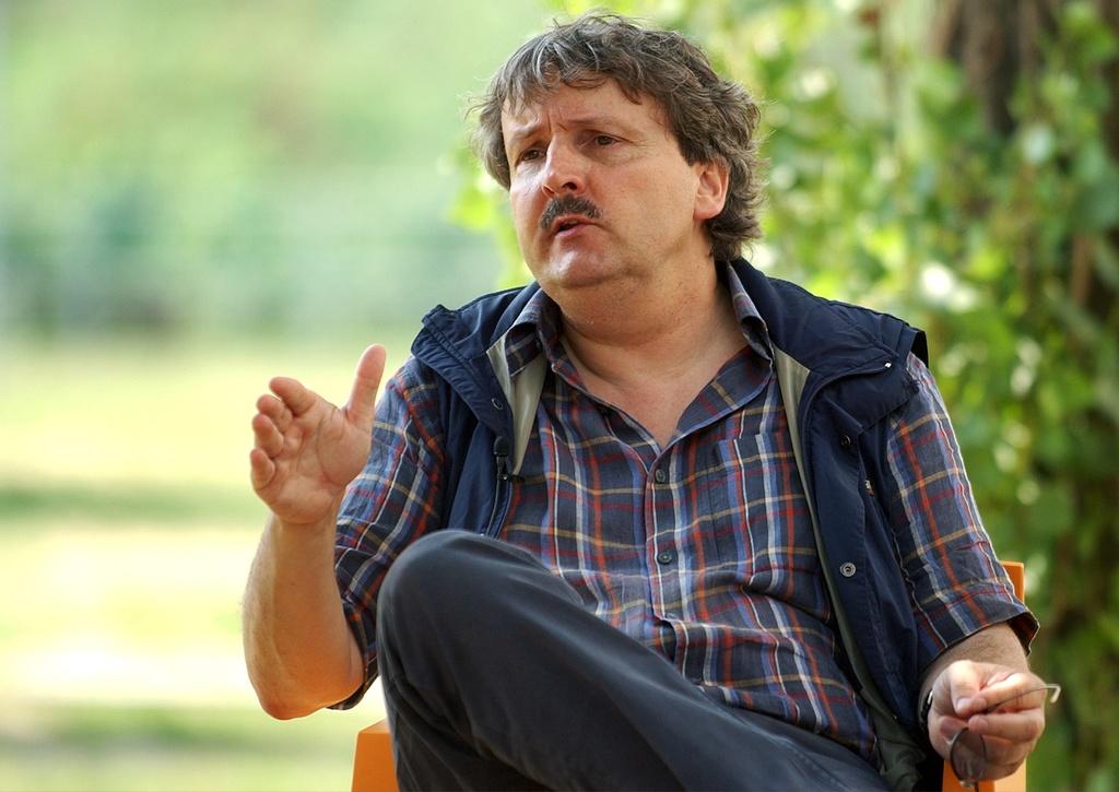 Swiss director Jean-Francois Amiguet is interviewed prior to the screening of his film "Au sud des nuages", at the 56th International Film Festival of Locarno, Thursday, August 7, 2003. The Festival lasts until August 16. (KEYSTONE/Martial Trezzini)