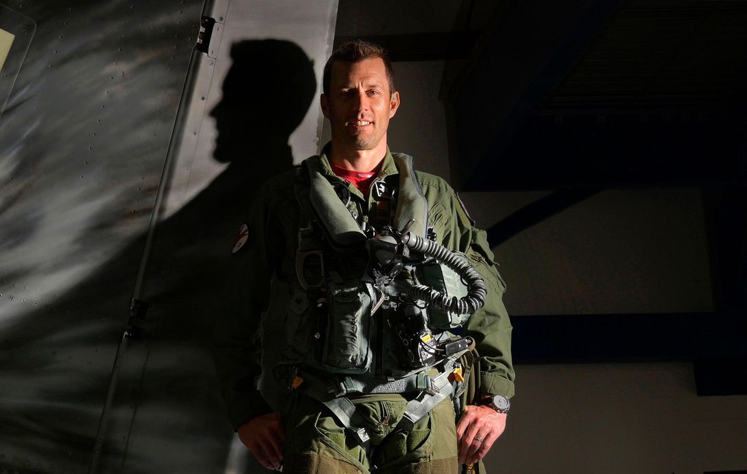 Le capitaine Yannick "Fönsi" Zanata, pilote de F/A-18 au sein de l'escadrille d'aviation 17 et pilote du Swiss Hornet Display Team des Forces aeriennes suisses. Sur  le le chasseur d’interception Boeing F/A-18C Hornet  J-5017 qui porte le faucon,symbole de l'escadrille 17, sur sa derive. Ce mercredi 26  avril  2023. (24 Heures/Christian Brun)
