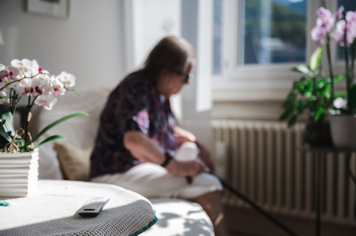 Montreux, le mercredi 17 juillet 2024. Une dame de 98 ans s'est fait extorquer 20 000 francs par une bande d'excrocs (ils se sont fait passer pour des faux banquiers et des faux membres de la famille). La dame, son fils de 75 ans, et un chauffeur de taxi aussi grugé dans cette affaire, acceptent de témoigner. Ici, la dame chez elle. (attention elle ne doit vraiment pas être reconnaissable) (Marie-Lou Dumauthioz/24heures) 