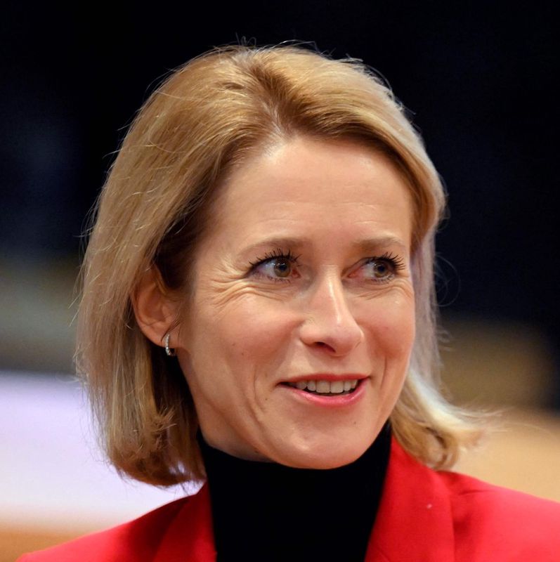 Kaja Kallas, in einem roten Blazer, bei einem Ausschuss im Europäischen Parlament in Brüssel, um die Lage in Syrien zu diskutieren.