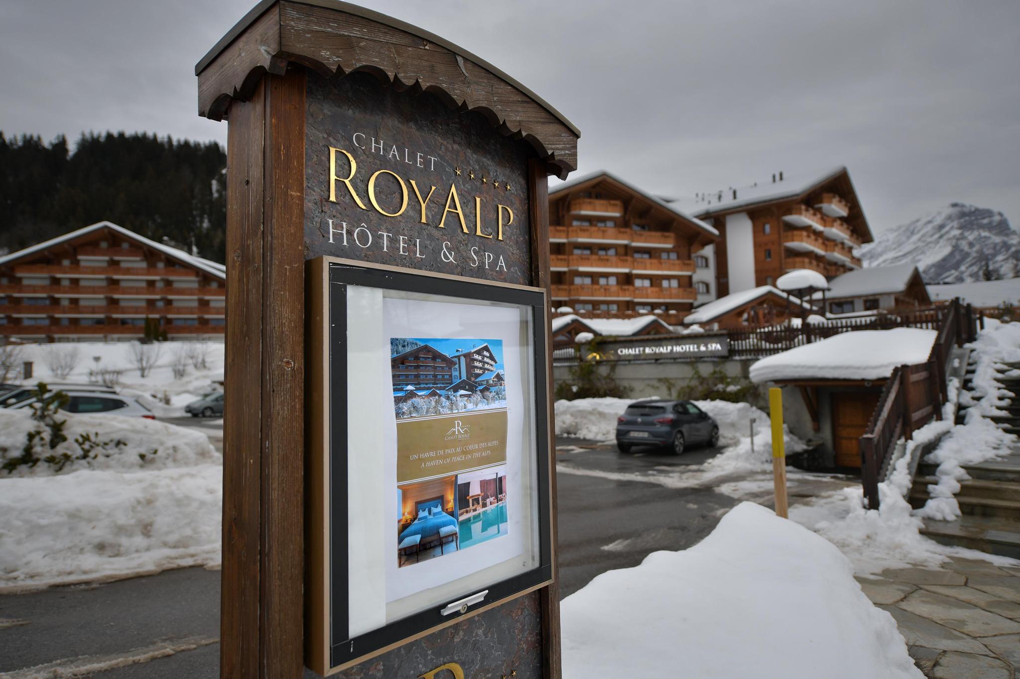 Un cluster a été découvert dans l'hôtel Royalp, cinq-étoiles de la station vaudoise. Au total, treize cas positifs ont été détectés parmi les employés. 