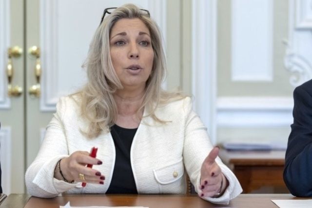 la conseillère d'État Nathalie Fontanet, responsable du dossier.