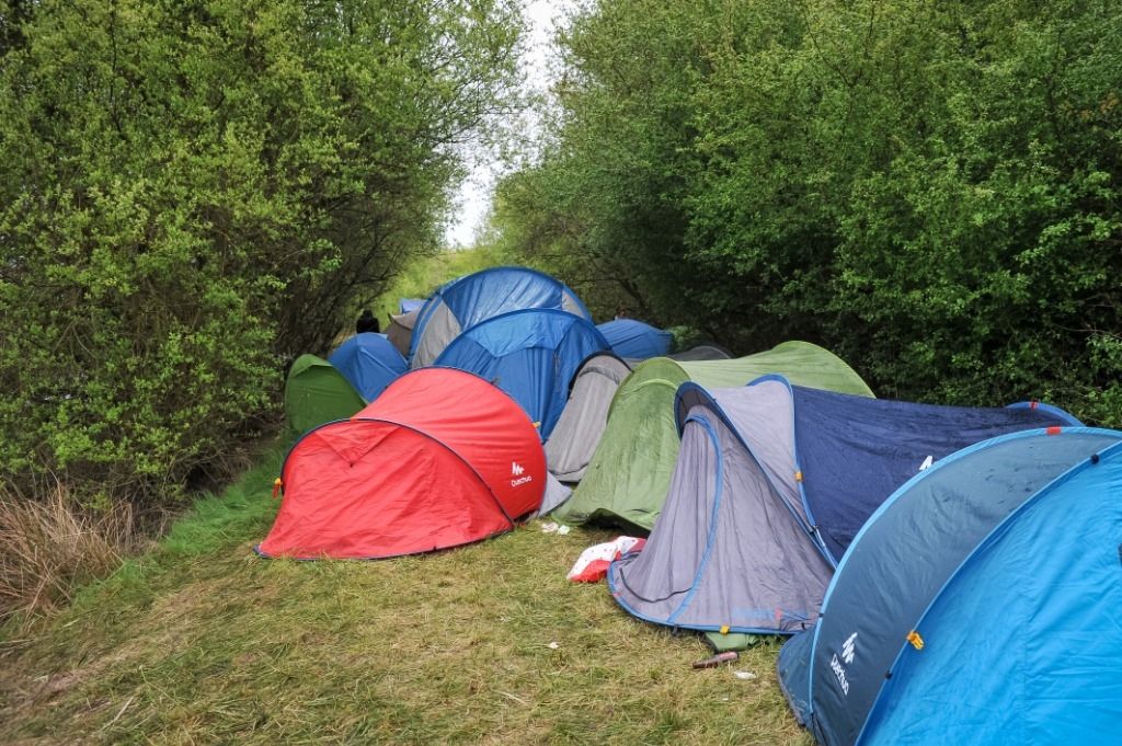 Feux dans le sud de la France: campeurs évacués