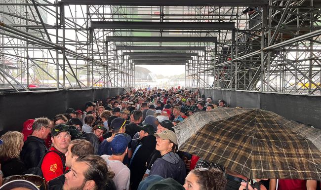 Die Menschen versuchten sich nach dem letzten Gang in einem Durchgang vor dem Regen zu schützen.
