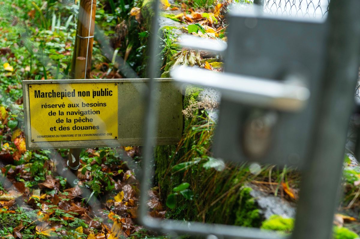 Portail fermé à Tannay avec une pancarte indiquant 'Marchepied non public, réservé aux besoins de la navigation, de la pêche et des douanes'.