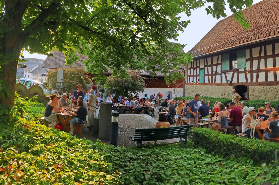 Im Hof Pfisterschüür können die Besucher der Kulturtage gesellig zusammensitzen.