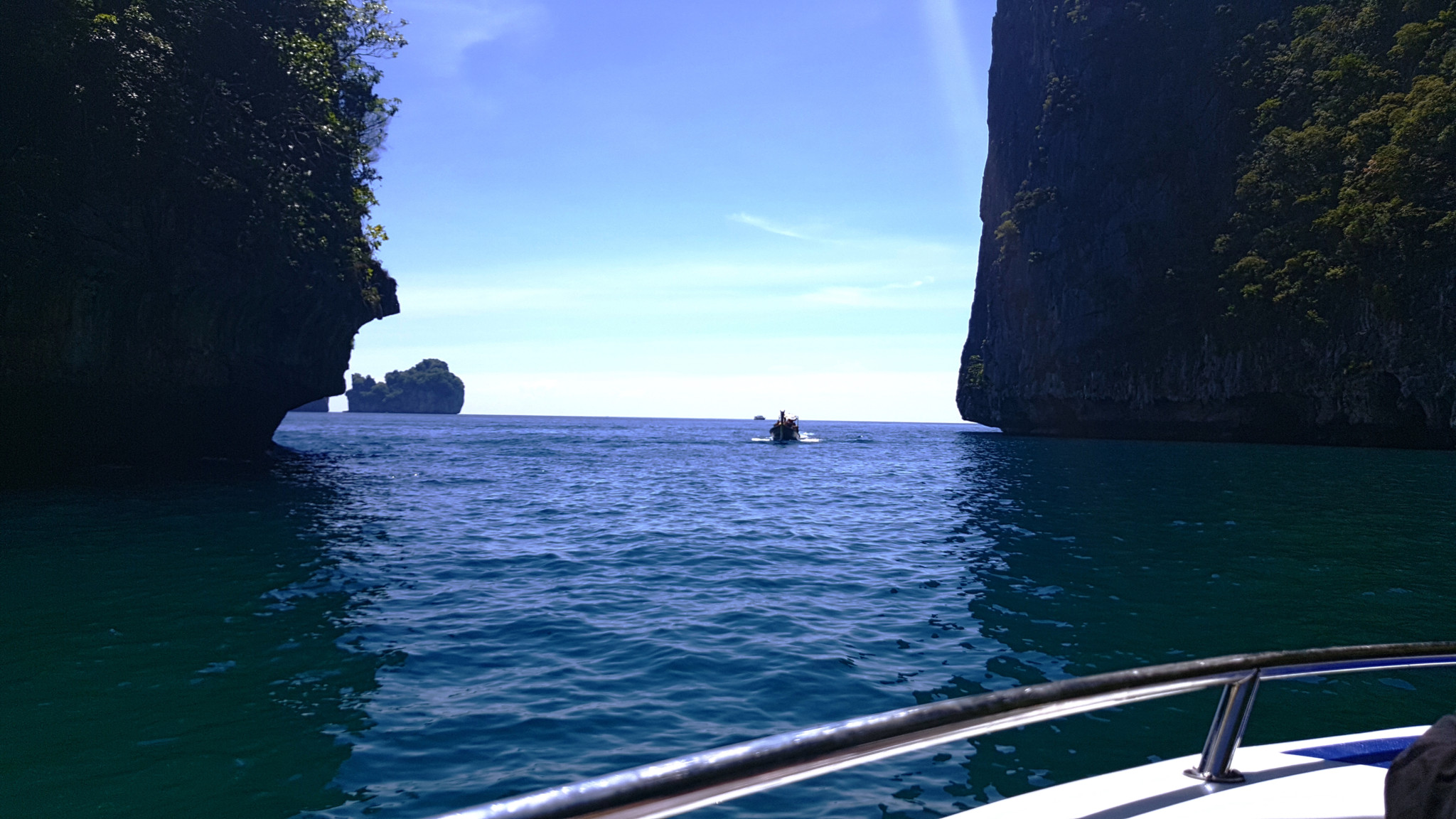 Vue sur la baie de Maya à Koh Phi Phi avec des falaises imposantes de chaque côté et une mer bleue éclatante en Thaïlande.