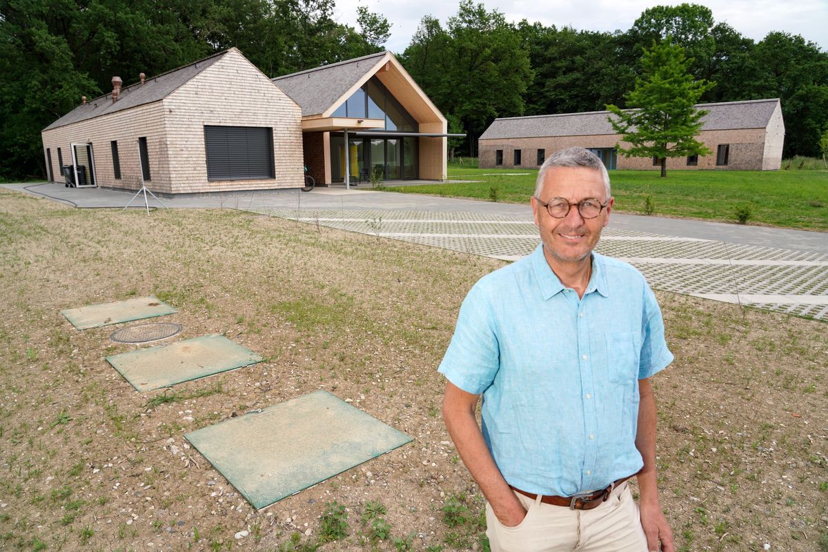 Philippe Othenin-Girard, président de la fondation devant ses bâtiments revêtus de chutes de chêne, Photo LUCIEN FORTUNATI