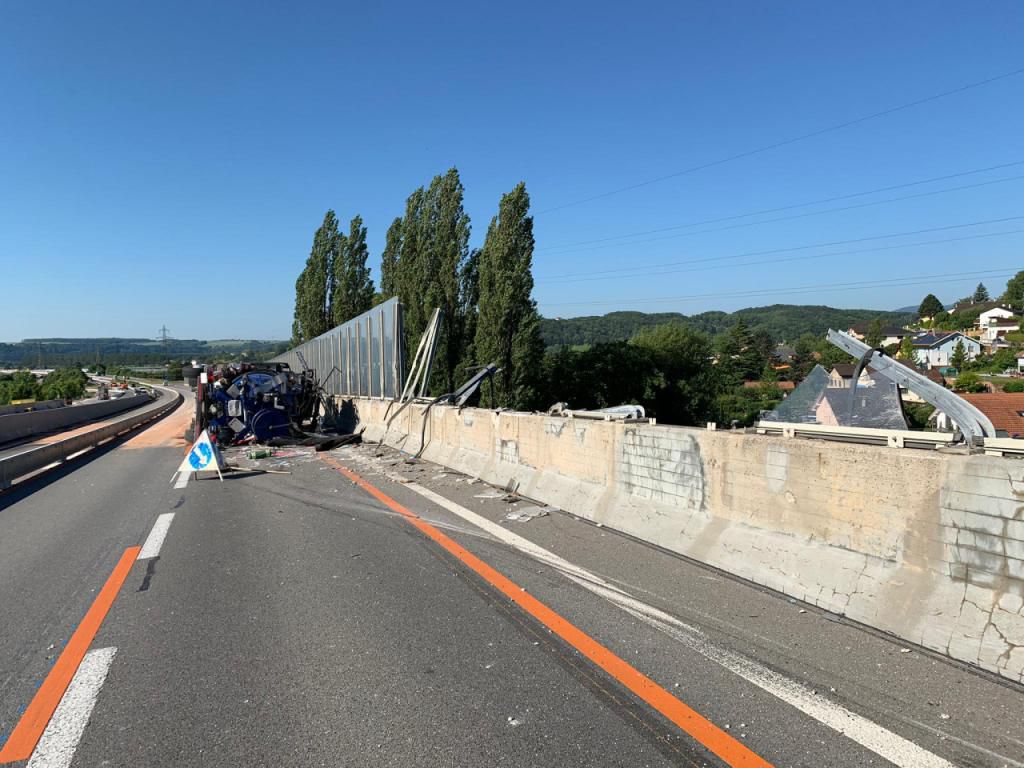 Un camion s'est couché sur le flanc lundi matin sur l'A5 entre Grandson et Yverdon-Ouest.