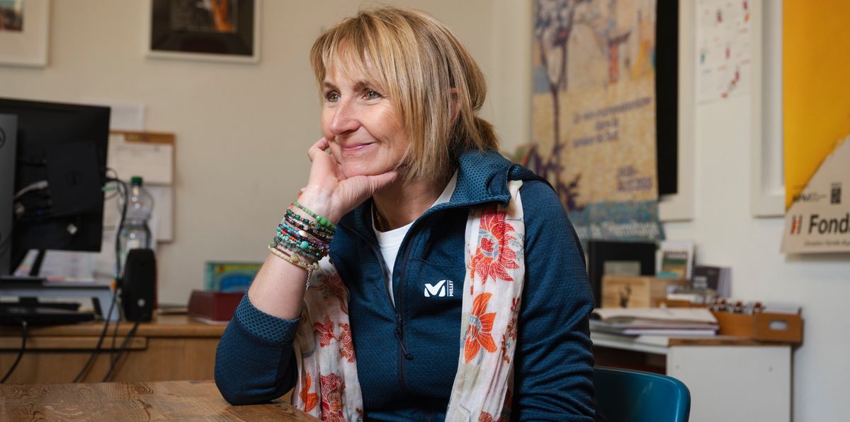 Sophie Lavaud, la première Suissesse à avoir gravi les 14 sommets de plus de 8000 mètres, assise à une table chez Payot Lausanne, promouvant son nouveau film et son nouveau livre.