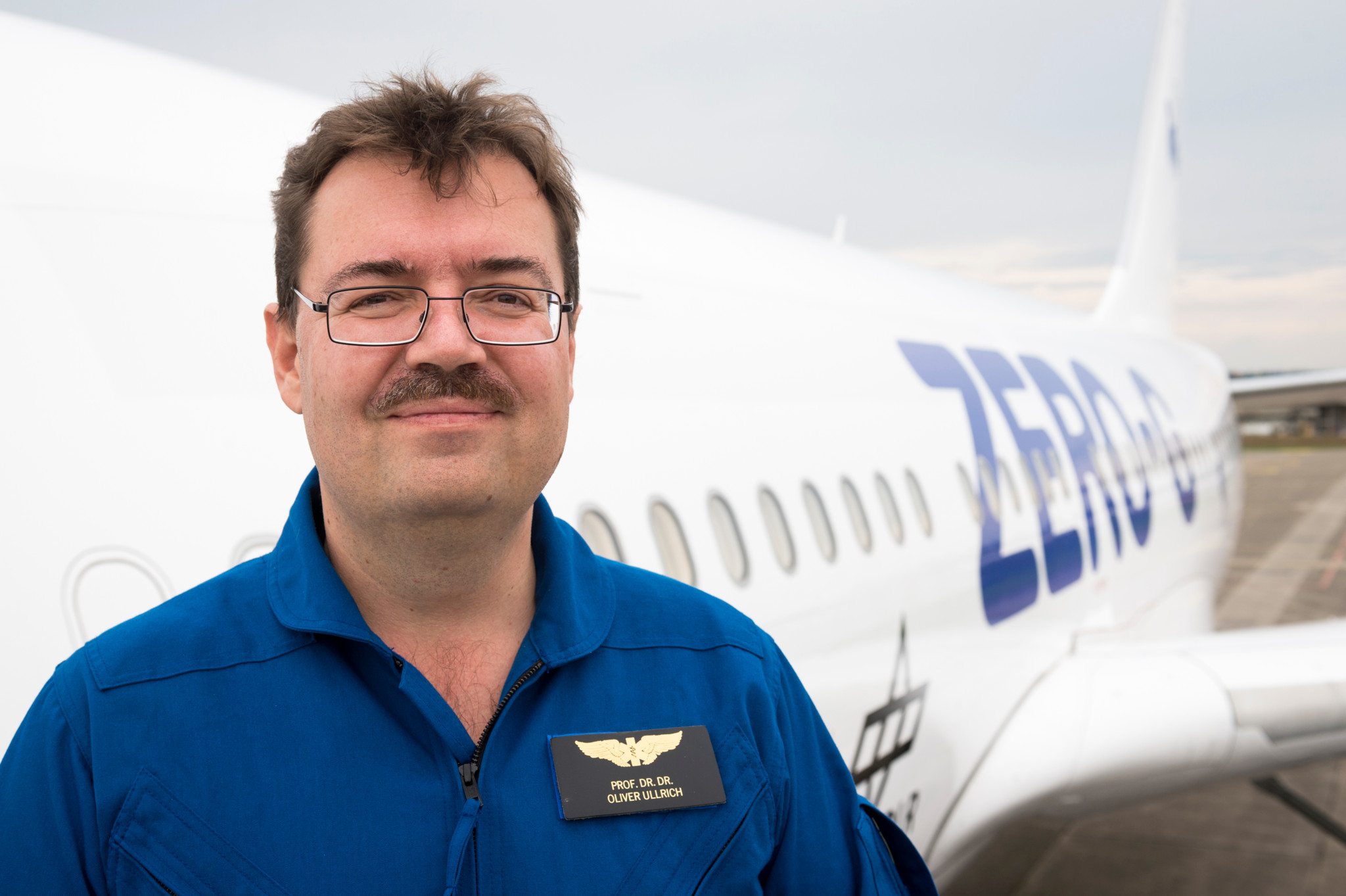 Professor Oliver Ullrich, Universitaet Zuerich, steigt aus dem Parabel Flugzeug ZERO-G Airbus A310 nach dem ersten Parabelflug ab Schweizer Boden, in Duebendorf, am Dienstag, 22. September 2015. (KEYSTONE/Dominic Steinmann)