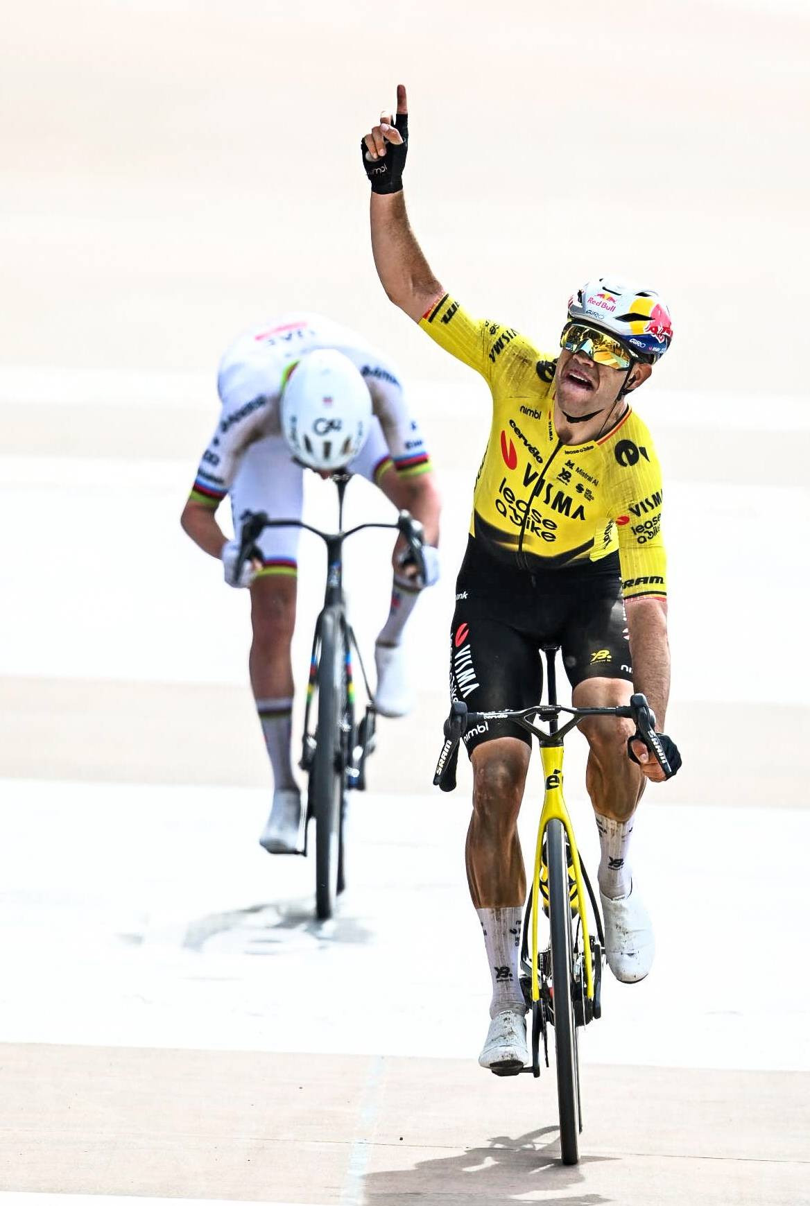 Paris–Roubaix: Van Aert bezwingt Pogacar im Sprint – die Jagd des Weltmeisters geht weiter