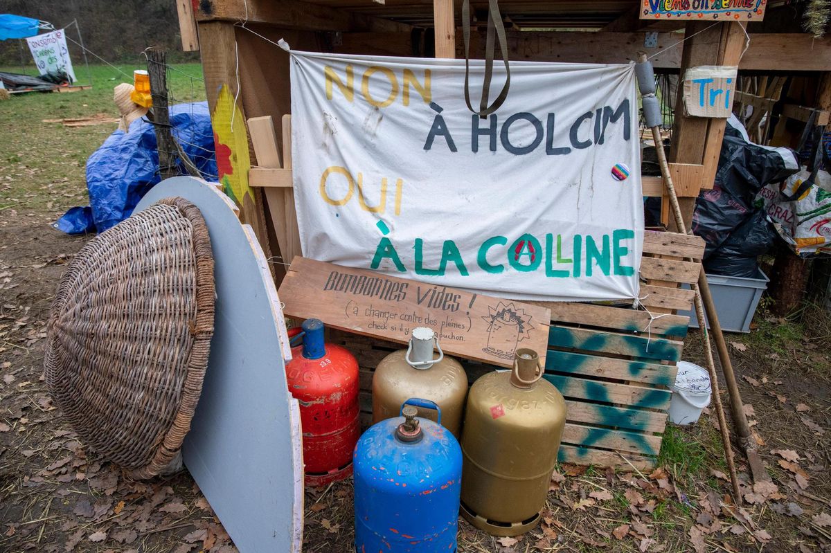 La première ZAD (Zone à Défendre) de Suisse s’est installée sur la colline du Mormont à la mi-octobre. Les zadistes protestent et occupent la colline contre l'expansion de la carrière Holcim juste à côté. 
