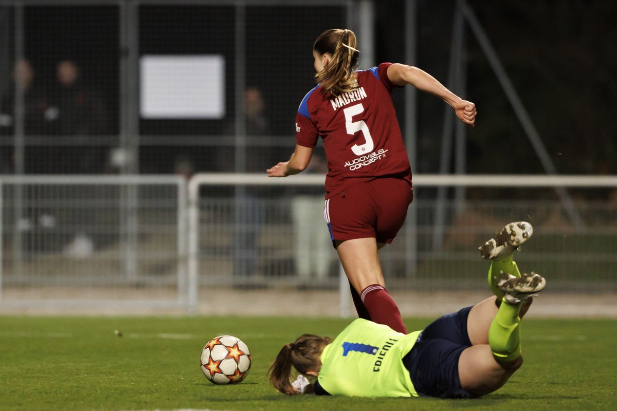 Servette's midfielder Sandrine Mauron #5 scores the 3:0 against Zurich's goalkeeper Seraina Friedli #1, during the Swiss Women's Cup between Servette FC Chenois Feminin and FC Zuerich Frauen, at the Stade de Arberes, in Meyrin, Switzerland, Wednesday, March 29, 2023. (KEYSTONE/Salvatore Di Nolfi)