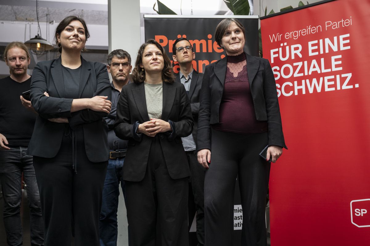 La coprésidente du groupe parlementaire socialiste, Samira Marti (BL, à g.), et la coprésidente du Parti socialiste suisse, Mattea Meyer (ZH, au centre), prennent connaissance des résultats.