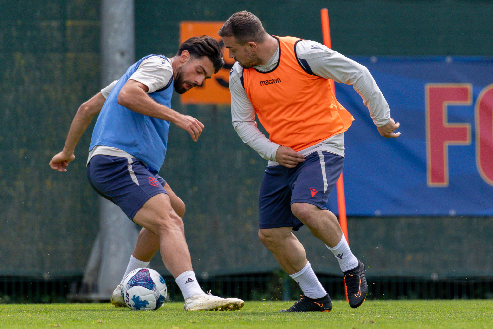 Nicolas Vouilloz und Xherdan Shaqiri im Zweikampf beim Training des FC Basel in der Super League, Juni 2026. Nicolas Vouilloz und Xherdan Shaqiri im Zweikampf beim Training des FC Basel in der Super League, Juni 2026.