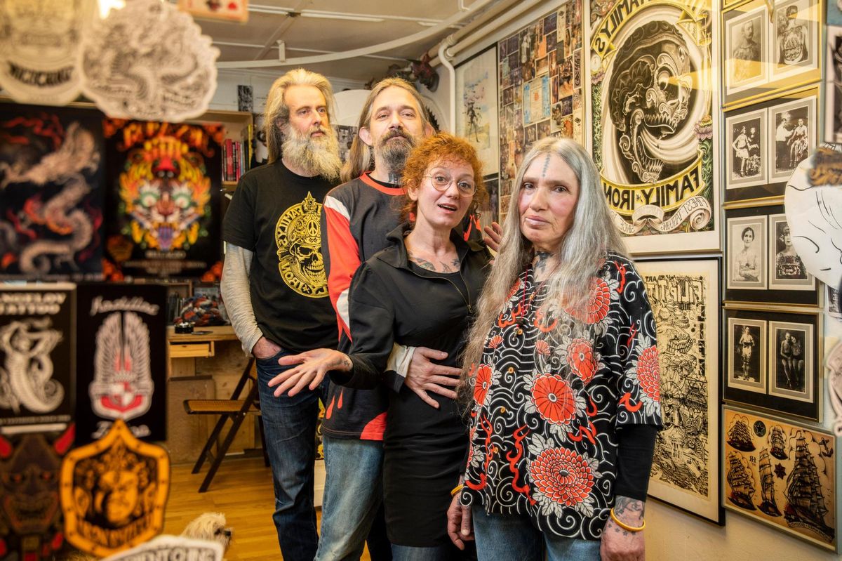 Les Leu, Loretta, Titine, Filip dans leur studio de tatouage à Sainte-Croix avec Christian Jelk, curateur de l’exposition à Bâle.  
