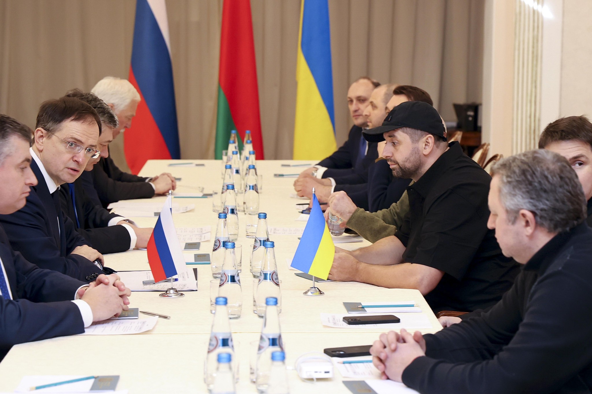 Les délégations russe et ukrainienne face à face ce lundi lors des pourparlers organisés au Belarus dans une résidence du président Alexandre Loukachenko.